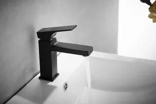 Смеситель для раковины Rose R1001H-1 чёрный матовый